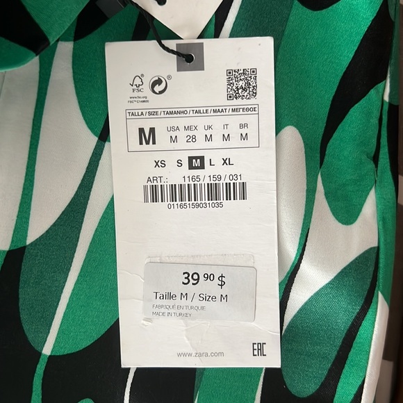 Zara HIGH WAIST SATIN EFFECT
SKIRT. A-LINE SILHOUETTE BLACK / GREEN - Picture 2 of 2